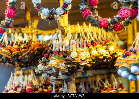 Farbenfrohe handgemachte Dekoration auf dem traditionellen Weihnachtsmarkt in Budapest Stockfoto
