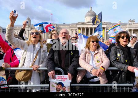 London, Großbritannien. Oktober 2025. Die britischen Juden begehen den zweiten Jahrestag der Angriffe am 7. Oktober in Israel mit einer Gedenkveranstaltung auf dem Trafalgar Square mit Reden und Gesängen. Rund 1.200 Menschen verloren ihr Leben, als die Hamas und andere militante Gruppen aus dem Gazastreifen nach Israel einmarschierten. Quelle: Eleventh Photography/Alamy Live News Stockfoto
