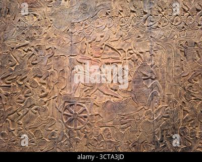 Nahaufnahme eines Tempelreliefs von Angkor Wat, das eine antike Schlachtszene darstellt; buddhistische Kolonnade in Kambodscha Stockfoto