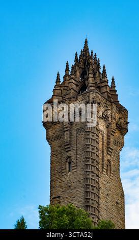 Schottland: Aus der Vogelperspektive das National Wallace Monument, Turm auf einem Hügel mit Blick auf Stirling, erbaut zum Gedenken an den Nationalhelden Sir William Wallace Stockfoto