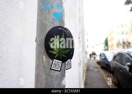 Allgemeine Ansichten eines Cannabis-Flyers, der den illegalen Verkauf der Droge ankündigte, klebte an einem Lampenpfosten in Brighton, East Sussex, Großbritannien. Stockfoto