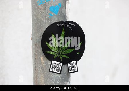 Allgemeine Ansichten eines Cannabis-Flyers, der den illegalen Verkauf der Droge ankündigte, klebte an einem Lampenpfosten in Brighton, East Sussex, Großbritannien. Stockfoto