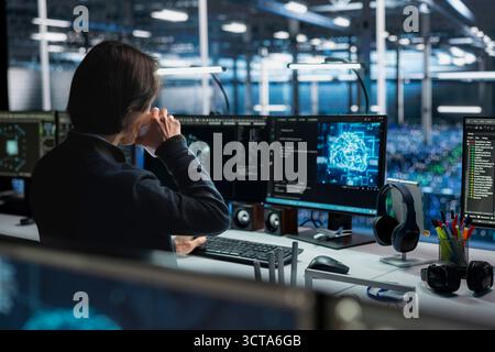 Techniker im Rechenzentrum trinken Kaffee und optimieren Hardware für KI-Aufgaben. Server-Hub-Mitarbeiter genießen koffeinhaltiges Getränk bei der Arbeit und automatisieren Systemdiagnosen mithilfe von Deep Learning Stockfoto