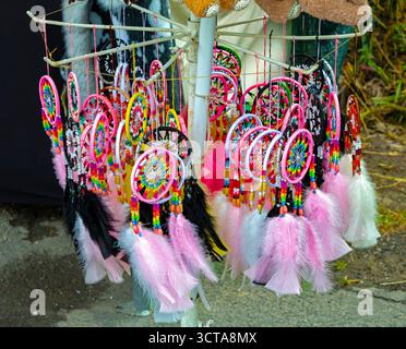 Bunte Traumfänger mit Federn und Kunststoffperlen am Wind draußen Stockfoto