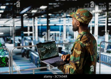IT-Spezialist für Rechenzentren, die Regierungsnetzwerke vor Cyberbedrohungen schützen. Verwaltung der militärischen Kommandozentrale mithilfe von KI zur Identifizierung potenzieller Eindringlinge oder böswilliger Aktivitäten, Terrorismusbekämpfung. Stockfoto