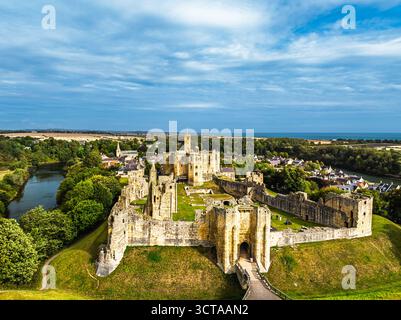 Warkworth Castle über dem Fluss Coquet von einer Drohne, Warkworth, Northumberland, England Stockfoto