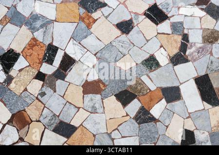 Kleiner antiker brauner, beiger, weißer grauer, schwarzer Mosaikfliesen Hintergrund Stockfoto
