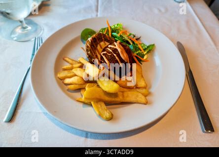 Ein perfekt gekochtes Scotch Ei, ein britischer Pub und Picknick-Snack mit einem hart gekochten Ei, das in Wurstfleisch gewickelt, paniert und dann frittiert wird. Servieren Stockfoto