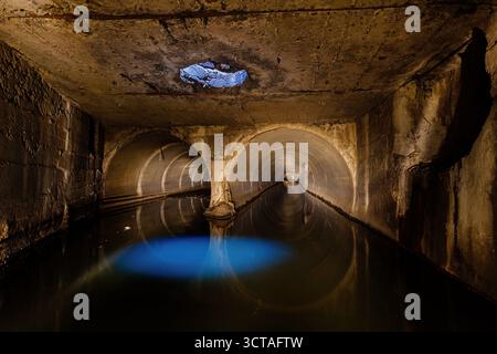 Zwei Kanalleitungen, die mit einem großen Abwasser- und Abflusswassersammler verbunden sind. Stockfoto