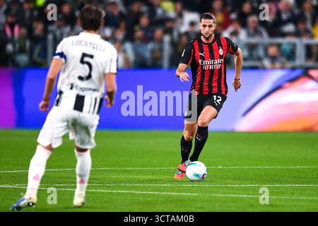 Turin, Italien. Oktober 2025. TURIN, ITALIEN - 5. OKTOBER: Manuel Locatelli von Juventus FC, Adrian Rabiot vom AC Milan während des Spiels der Serie A zwischen Juventus FC und AC Milan im Allianz Stadium am 5. Oktober 2025 in Turin. (Foto: Alberto Gandolfo/BSR Agency) Credit: BSR Agency/Alamy Live News Stockfoto