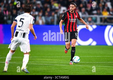 Turin, Italien. Oktober 2025. TURIN, ITALIEN - 5. OKTOBER: Manuel Locatelli von Juventus FC, Adrian Rabiot vom AC Milan während des Spiels der Serie A zwischen Juventus FC und AC Milan im Allianz Stadium am 5. Oktober 2025 in Turin. (Foto: Alberto Gandolfo/BSR Agency) Credit: BSR Agency/Alamy Live News Stockfoto