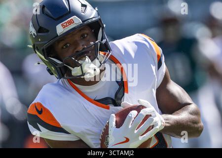 Philadelphia, Pa, USA, 5. Oktober 2025. Denver Broncos Wide Receiver MARVIN MIMS JR. (19) fängt den Pass während eines fünften Spiels zwischen den Philadelphia Eagles und den Denver Broncos Sonntag, 5. Oktober 2025; im Lincoln Financial Field in Philadelphia, PA. (Kreditbild: © Saquan Stimpson/ZUMA Press Wire) NUR REDAKTIONELLE VERWENDUNG! Nicht für kommerzielle ZWECKE! Stockfoto