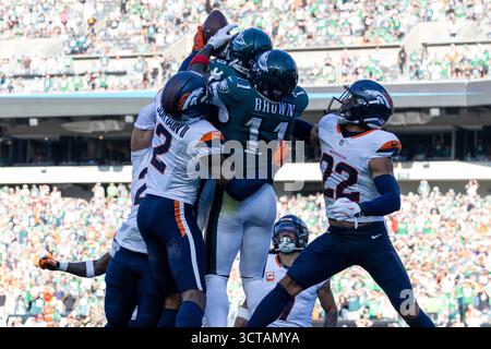 Philadelphia, Pa, USA, 5. Oktober 2025. Philadelphia Eagles Wide Receiver DEVONTA SMITH (6) und Philadelphia Eagles Wide Receiver A.J. BROWN (11) treten während eines fünften Spiels zwischen den Philadelphia Eagles und den Denver Broncos am Sonntag, 5. Oktober 2025 im Lincoln Financial Field in Philadelphia, PA, um den Ball an. (Kreditbild: © Saquan Stimpson/ZUMA Press Wire) NUR REDAKTIONELLE VERWENDUNG! Nicht für kommerzielle ZWECKE! Stockfoto