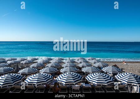 Schönes Frankreich, an der französischen Riviera. Szenen des täglichen Lebens in und um Nizza Frankreich. Kiesstrände von Nizza. Stockfoto