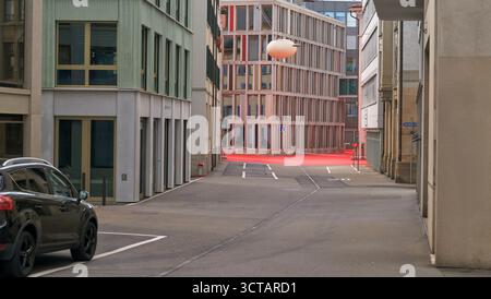 Urbane Straßenszene mit moderner Architektur und Lichteffekten in einer leeren Gasse Stockfoto