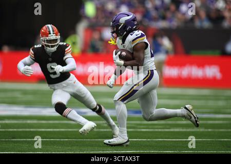London, Großbritannien. Oktober 2025. LONDON, UK – 5. OKTOBER: Minnesota Vikings Running Back Jordan Mason #27 spielt den Ball während des NFL-Spiels zwischen Minnesota Vikings und Cleveland Browns im Tottenham Hotspur Stadium am 5. Oktober 2025 in London. (Foto: Torbjorn Tande/Pximages) Credit: PX Images/Alamy Live News Stockfoto