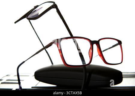 Studio-Foto von zwei Paaren moderner Brillen mit Gehäuse isoliert auf weißem Hintergrund für optische Pflege, Mode und Lifestyle Konzept. Stockfoto
