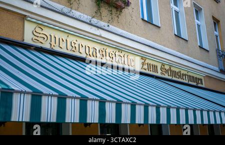 Nahaufnahme der Fassade und Schild des traditionellen deutschen Restaurants zum Schusterjungen in Berlin Prenzlauer Berg. Stockfoto