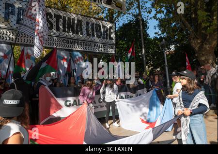 Santiago de Compostela, 5. Oktober 2025. Demonstration zur Unterstützung Palästinas, organisiert von verschiedenen politischen Parteien und sozialen Gruppen aus ganz Galicien. Quelle: Xan Gasalla/Alamy Live News Stockfoto