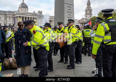Trafalgar Square, London. Unterstützer der Palästinensischen Aktion verhaftet und nach dem Haltezeichen „Ich bin gegen Völkermord, ich unterstütze die Palästinensische Aktion“ gesucht. Stockfoto