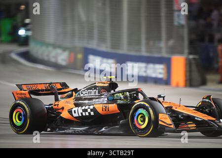 Singapur. Oktober 2025. McLarens britischer Fahrer Lando Norris fährt während des Formel 1 Grand Prix 2025 in Singapur am 5. Oktober 2025. Quelle: Dann Chih Wey/Xinhua/Alamy Live News Stockfoto