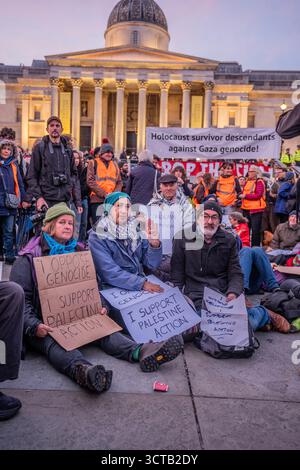 London, Großbritannien. Oktober 2025. Während der Kundgebung warten Demonstranten auf Verhaftung am Trafalgar Square. Fast 500 Demonstranten wurden auf dem Trafalgar Square verhaftet, weil sie Schilder zur Unterstützung der verbotenen Gruppe Palestine Action aufhielten. Die Massenaktion sollte die Fähigkeit der Polizei in Frage stellen, das Terrorismusgesetz durchzusetzen, das die Unterstützung verbotener Organisationen verbietet. Quelle: SOPA Images Limited/Alamy Live News Stockfoto