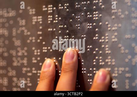 BRAILLE ist ein Touch-basiertes Schreibsystem für Sehbehinderte, das für den Informationszugang und die soziale Integration von Menschen mit Sehbehinderungen von entscheidender Bedeutung ist. Stockfoto