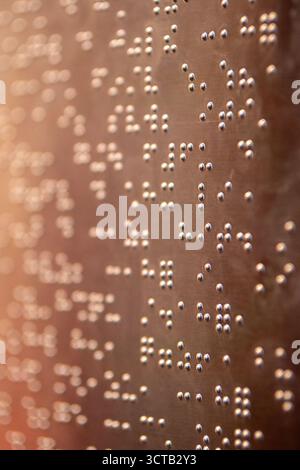 BRAILLE ist ein Touch-basiertes Schreibsystem für Sehbehinderte, das für den Informationszugang und die soziale Integration von Menschen mit Sehbehinderungen von entscheidender Bedeutung ist. Stockfoto