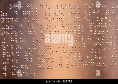 BRAILLE ist ein Touch-basiertes Schreibsystem für Sehbehinderte, das für den Informationszugang und die soziale Integration von Menschen mit Sehbehinderungen von entscheidender Bedeutung ist. Stockfoto