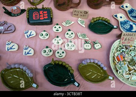 London, Großbritannien, 5. Oktober 2025, kamen große Menschenmassen auf den Autumn Independent Ceramic Market im Copeland Park, Peckham. Mit über 150 etablierten und aufstrebenden Keramikkünstlern aus ganz Großbritannien und Europa. Fotos von Bamber Pottery Studo und ihrer Arbeit. Andrew Lalchan Photography/Alamy Live News Stockfoto