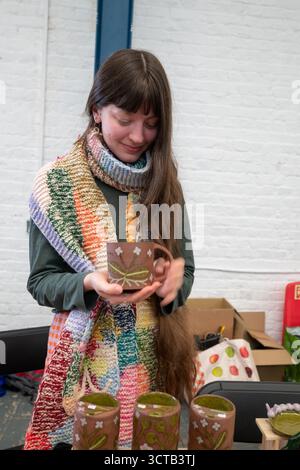 London, Großbritannien, 5. Oktober 2025, kamen große Menschenmassen auf den Autumn Independent Ceramic Market im Copeland Park, Peckham. Mit über 150 etablierten und aufstrebenden Keramikkünstlern aus ganz Großbritannien und Europa. Fotos von Bamber Pottery Studo und ihrer Arbeit. Andrew Lalchan Photography/Alamy Live News Stockfoto