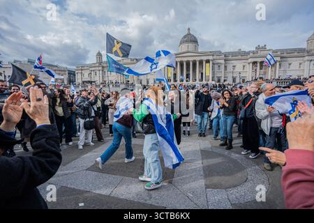 London, Großbritannien. Oktober 2025. Britische Juden tanzen am Ende der Gedenkveranstaltung auf dem Trafalgar Square. Weniger als eine Woche nach dem Attentat in Manchester auf eine Synagoge trafen sich tausende jüdische Gemeinden in London bei einer großen Gedenkveranstaltung auf dem Trafalgar Square unter schwerer Sicherheit, um den zweiten Jahrestag der tragischen Ereignisse vom 7. Oktober zu feiern, die den aktuellen Gaza-Konflikt ausgelöst haben. Quelle: SOPA Images Limited/Alamy Live News Stockfoto