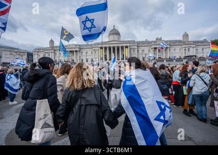 London, Großbritannien. Oktober 2025. Britische Juden tanzen am Ende der Gedenkveranstaltung auf dem Trafalgar Square. Weniger als eine Woche nach dem Attentat in Manchester auf eine Synagoge trafen sich tausende jüdische Gemeinden in London bei einer großen Gedenkveranstaltung auf dem Trafalgar Square unter schwerer Sicherheit, um den zweiten Jahrestag der tragischen Ereignisse vom 7. Oktober zu feiern, die den aktuellen Gaza-Konflikt ausgelöst haben. Quelle: SOPA Images Limited/Alamy Live News Stockfoto