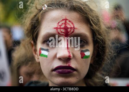 Warschau, Polen. Oktober 2025. Während der Demonstration zur Unterstützung des Gazastreifens und der Globalen Sumud-Flottille in Warschau wird eine Frau mit palästinensischen Fahnen im Gesicht gesehen. Rund 1.500 Menschen protestierten in Warschau gegen israelische Bombenangriffe auf Zivilisten im Gazastreifen und marschierten zur Unterstützung der Mitglieder der Globalen Sumud-Flotille, die in Israel weiterhin inhaftiert sind. Die Demonstranten fordern auch einen sofortigen Waffenstillstand und die Verhaftung der für den Völkermord in Gaza verantwortlichen israelischen Behörden . (Foto: Attila Husejnow/SOPA Images/SIPA USA) Credit: SIPA USA/Alamy Live News Stockfoto