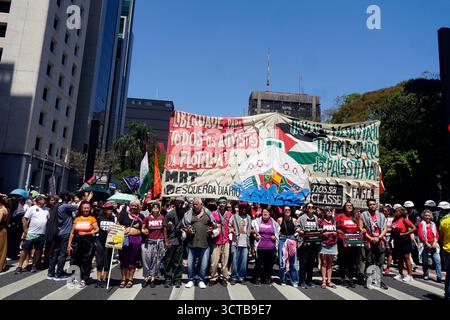 SAO PAULO, BRASILIEN 5. OKTOBER: Tausende Demonstranten versammeln sich vor dem Sao Paulo Museum of Art (MASP) während der Demonstration „Ende des Genozids in Gaza“ am 5. Oktober 2025 in Sao Paulo, Brasilien, um Brasilien dazu aufzufordern, die diplomatischen Beziehungen zu Israel abzubrechen und die Freilassung von 14 brasilianischen Aktivisten zu fordern, die angeblich nach der Beschlagnahme von Schiffen der Globalen Freedom Flotilla auf dem Weg nach Gaza festgehalten wurden. Der marsch setzte sich in Richtung Praca Roosevelt fort, wobei die Teilnehmer ihre Solidarität mit der Flotte zum Ausdruck brachten und auf ein Ende der israelischen Blockade und der militärischen Angriffe in Gaza drängten. Quelle: Cris Faga/Alamy Liv Stockfoto