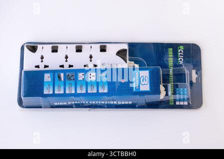 Nahaufnahme einer neuen Steckdosenleiste mit 3 Steckdosen und Sicherheitsfunktionen: Überspannungsschutz, Einzelschalter, LED-Anzeigeleuchte und Kinderschutzläden. Auswahl Stockfoto