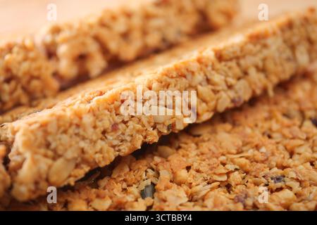 Gesunde Snackbars mit Hafer und Nüssen Stockfoto