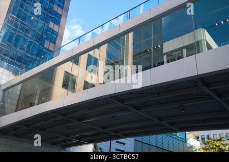 Die Überführung entlang der Dunsmuir Street verbindet beide Seiten der Pacific Centre Mall in der Innenstadt von Vancouver, BC. Stockfoto
