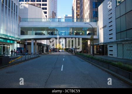 Die Überführung entlang der Dunsmuir Street verbindet beide Seiten der Pacific Centre Mall in der Innenstadt von Vancouver, BC. Stockfoto