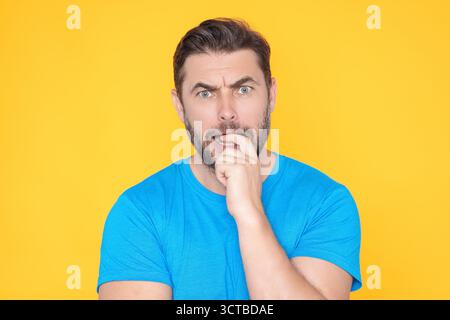 Porträt eines aufmerksamen Mannes, der eine Wahl trifft. Ein gutaussehender Mann mit isoliertem Studiohintergrund. Ein Mann, der denkt und zweifelt. Besorgter reifer Mann Stockfoto