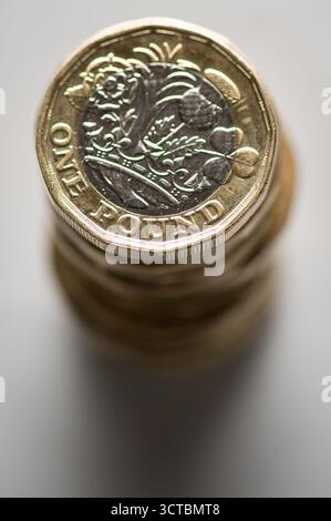 Aktenfoto vom 01/18 von 1-Pfund-Münzen. Etwa jeder sechste Erwachsene (16 %) bezeichnet sich selbst als „Finanzbetreuer“, die dabei helfen, das Geld von älteren und verletzlicheren Personen zu verwalten, wie eine Umfrage ergab. Familienangehörige treten in der Regel in die Rolle eines Finanzbetreuers für Verwandte ein, wenn sie im Alter von 30 Jahren sind, so die Studie des Finanzdienstleisters L&G (Legal & General). Ausgabedatum: Montag, 6. Oktober 2025. Stockfoto