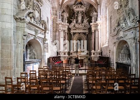 Inneres der Kathedrale Saint Pierre mit einer Person von hinten in der axialen Kapelle. Stockfoto
