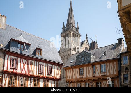 Der Glockenturm der Kathedrale Saint Pierre und die Fachwerkhäuser der Altstadt. Stockfoto