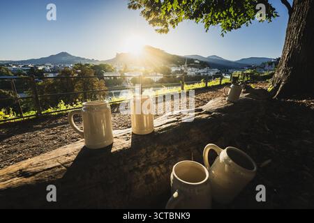 Sonnenaufgang über der Stadt Salzburg, dem Fluss Salzach und dem Gaisberg. Fotografiert vom Mönchsberg am 01.09.2025. Im Bild: Leere Bierkrüge // Sonnenaufgang über Salzburg, Salzach und Gaisberg. Fotografiert vom Mönchsberg am 1. September 2025. - 20250901 PD22104 Credit: APA-PictureDesk/Alamy Live News Stockfoto