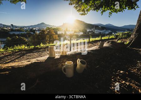 Sonnenaufgang über der Stadt Salzburg, dem Fluss Salzach und dem Gaisberg. Fotografiert vom Mönchsberg am 01.09.2025. Im Bild: Leere Bierkrüge // Sonnenaufgang über Salzburg, Salzach und Gaisberg. Fotografiert vom Mönchsberg am 1. September 2025. - 20250901 PD22103 Credit: APA-PictureDesk/Alamy Live News Stockfoto
