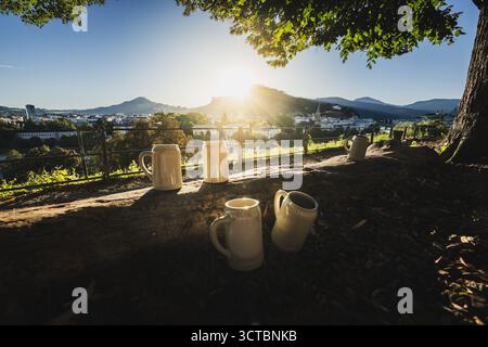 Sonnenaufgang über der Stadt Salzburg, dem Fluss Salzach und dem Gaisberg. Fotografiert vom Mönchsberg am 01.09.2025. Im Bild: Leere Bierkrüge // Sonnenaufgang über Salzburg, Salzach und Gaisberg. Fotografiert vom Mönchsberg am 1. September 2025. - 20250901 PD22105 Credit: APA-PictureDesk/Alamy Live News Stockfoto