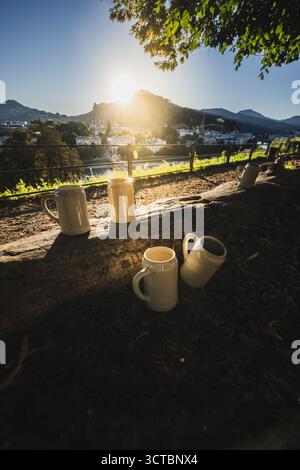 Sonnenaufgang über der Stadt Salzburg, dem Fluss Salzach und dem Gaisberg. Fotografiert vom Mönchsberg am 01.09.2025. Im Bild: Leere Bierkrüge // Sonnenaufgang über Salzburg, Salzach und Gaisberg. Fotografiert vom Mönchsberg am 1. September 2025. - 20250901 PD22098 Credit: APA-PictureDesk/Alamy Live News Stockfoto