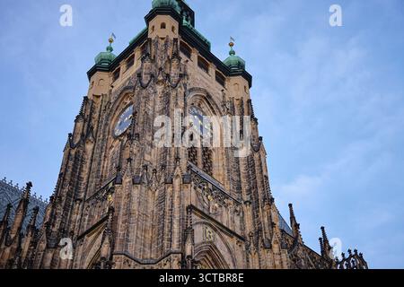 Blick auf den gotischen Turm des Veitsdoms mit Uhr und hohen Türmen auf der Prager Burg, Tschechische Republik. Konzept der europäischen Architektur, Geschichte und Stockfoto