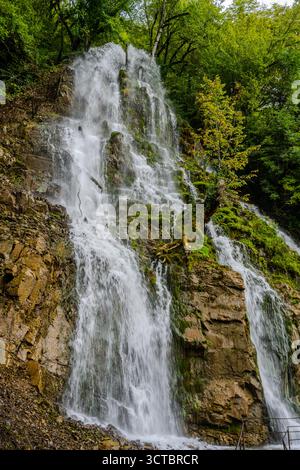 Ein detaillierter Blick auf den Khalkhal-Wasserfall zeigt das Wasser, das durch moosige Felsen und eine steile Klippe in der Nähe von Oghuz, Aserbaidschan, fließt. Stockfoto