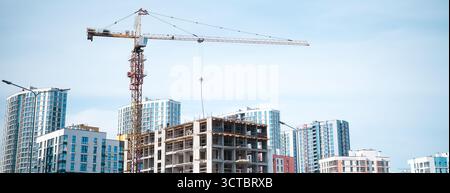 Baukran beim Bau von Mehrgeschossgebäuden Stockfoto